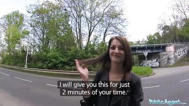 Public Agent zaplatí české dívce za sex na veřejnosti