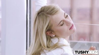 Lindsey Cruz análně ošuká kolegu na služební cestě