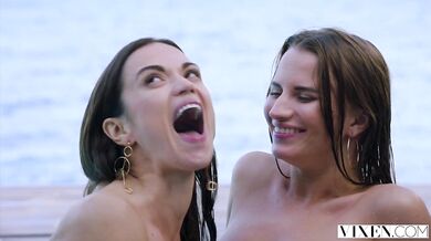 Dvě nejlepší kamarádky se vplíží do domu celebrity