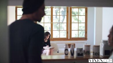 Coura nutí svého pohledného přítele k polygamii