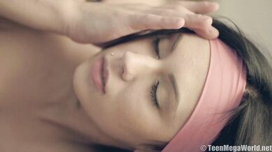 Fit teen lets a stranger fuck her at the gym