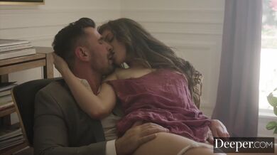 Una joven traviesa coquetea con el padre de su mejor amiga