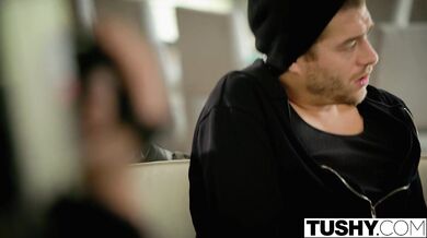 Hot reporter gets under famous musicians