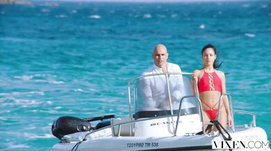 Un rico empresario se folla a una azafata latina en la playa