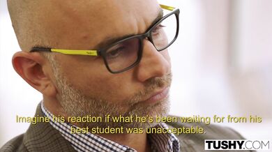 Dominantní italský profesor rád trestá zlobivé studentky