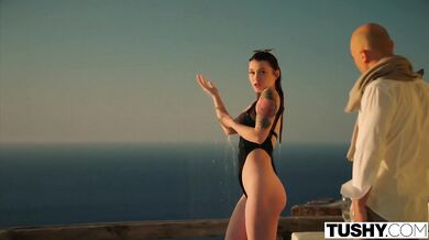 Un Sugar Daddy italiano se ocupa de una adolescente polaca tatuada