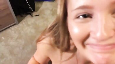 Drobná dívka na kolenou kouří obrovského ptáka!