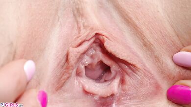 Girl Lauren Black Shows Pussy Up Close In Bed