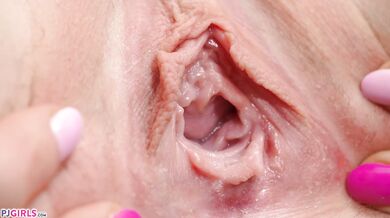 Girl Lauren Black Shows Pussy Up Close In Bed