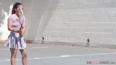 Liv Revamped podvádí manžela a pořádně kouří péro mladýmu trenérovi