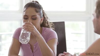 Liv Revamped podvádí manžela a pořádně kouří péro mladýmu trenérovi