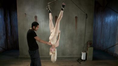 Elyssa Greene v putách kňučí, kým jej tvrdý klát drví vnútro