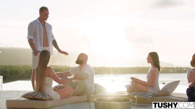 Aria Nicole a Holly Molly skáčou na pérech