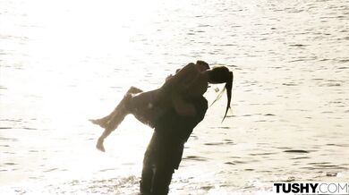 Aria Nicole a Holly Molly skáčou na pérech