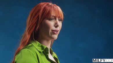 Lauren Phillips bere dvě péra najednou