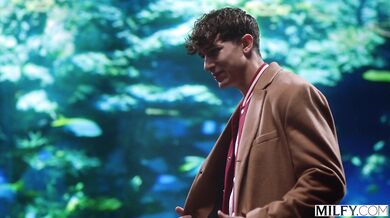 Lauren Phillips bere dvě péra najednou