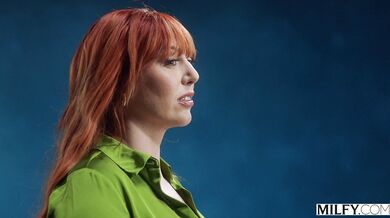 Lauren Phillips bere dvě péra najednou