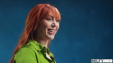 Lauren Phillips bere dvě péra najednou