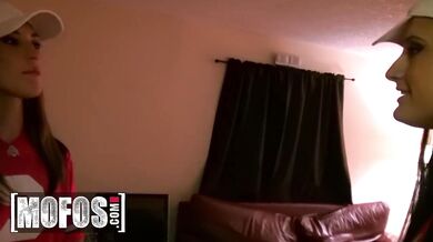 Thena Sky a Annika Amout se nejdřív divoce mazlí a pak se jdou nechat brutálně ošukat