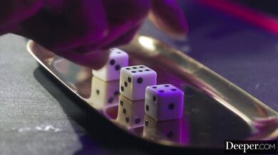 Valerica a Asteria hrají hru a nechají se brutálně vymrdat barmanem