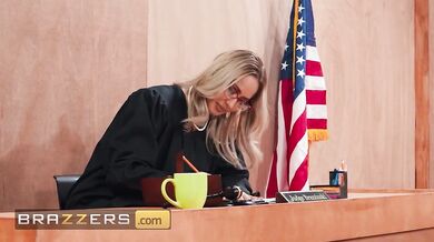 Žeravá MILFka Alexis Fawx súdi svojho partnera a dočká sa análnej spravodlivosti priamo v súdnej sieni