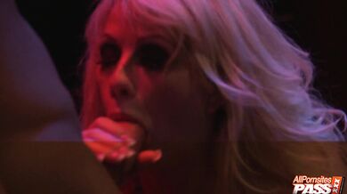 Orgie v klube sa zvrhli na hromadnú mrdkačku