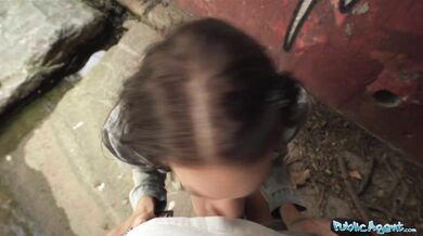 Řekla mi, že dělám její mokrou kundu hrozně šťastnou