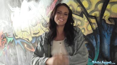 Řekla mi, že dělám její mokrou kundu hrozně šťastnou