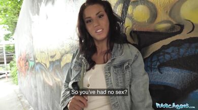 Řekla mi, že dělám její mokrou kundu hrozně šťastnou