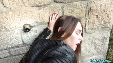 Z jej sladkého zadku mi hneď stvrdol penis a dostal som chuť ju ošukať