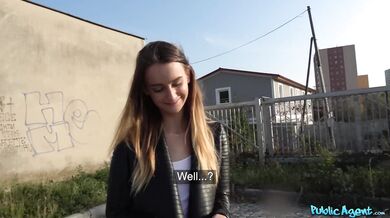 Z jej sladkého zadku mi hneď stvrdol penis a dostal som chuť ju ošukať