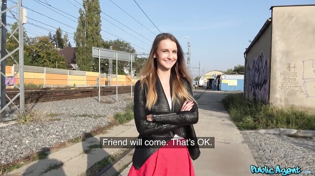 Z jejího sladkého zadku mi hned ztvrdlo péro a dostal jsem chuť ji ošukat