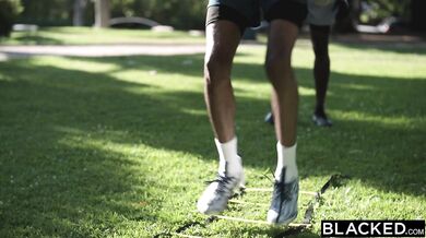 Brunetka Sawyer Cassidy miluje BBC a nechala sa nabodnúť na dva masívne macky naraz