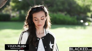 Brunetka Sawyer Cassidy miluje BBC a nechala sa nabodnúť na dva masívne macky naraz