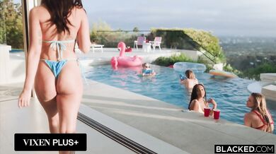 Blonďavá nymfa Lexi Lore bola na domácej párty úplne zaplnená