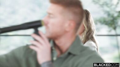 Blondínka Addison Vodka hladná po BBC sa nechala použiť ako hračka