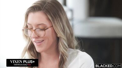 Blondínka Addison Vodka hladná po BBC sa nechala použiť ako hračka