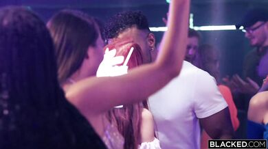 Blondínka Ashby Winter hladná po BBC si po prvýkrát v živote vyskúšala DP