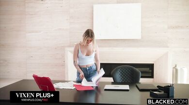 Absolventka Sky Wonderland, pobláznená do BBC, dostala na zadok a bola ovládnutá novým šéfom