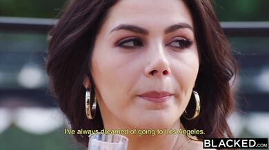 Manžel ani netuší, že si Valentina Nappi na dovolenke užíva dvojitý prienik