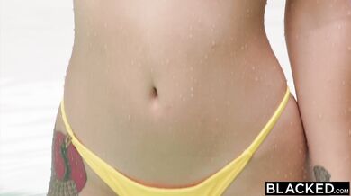 Nádherná Gabbie Carter podvádí svého přítele u bazénu