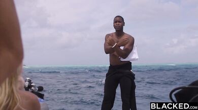 Zvodná blondínka Mary Rock zviedla svojho inštruktora potápania