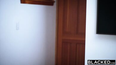 Roztomilá studentka Blake Blossom svedla přítele své spolubydlící