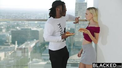 Blondínka Alicia Williams hladná po BBC vypátrala celebritu, do ktorej je tajne zaľúbená