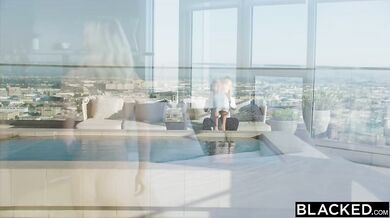 Blondínka Alicia Williams hladná po BBC vypátrala celebritu, do ktorej je tajne zaľúbená