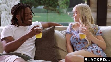 Drobná blondýnka Lilly Bell hladová po BBC dostala od spolubydlícího pořádnou nálož dovnitř