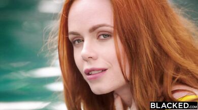 Nenažraná Ella Hughes sa jednoducho neudrží a musí naňho hneď siahnuť