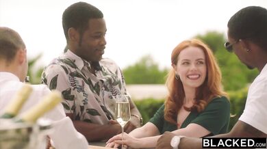 Nenažraná Ella Hughes sa jednoducho neudrží a musí naňho hneď siahnuť