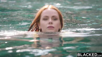 Nenažraná Ella Hughes sa jednoducho neudrží a musí naňho hneď siahnuť