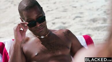 Liya Silver milujúca BBC si na dovolenke plní svoju análnu fantáziu